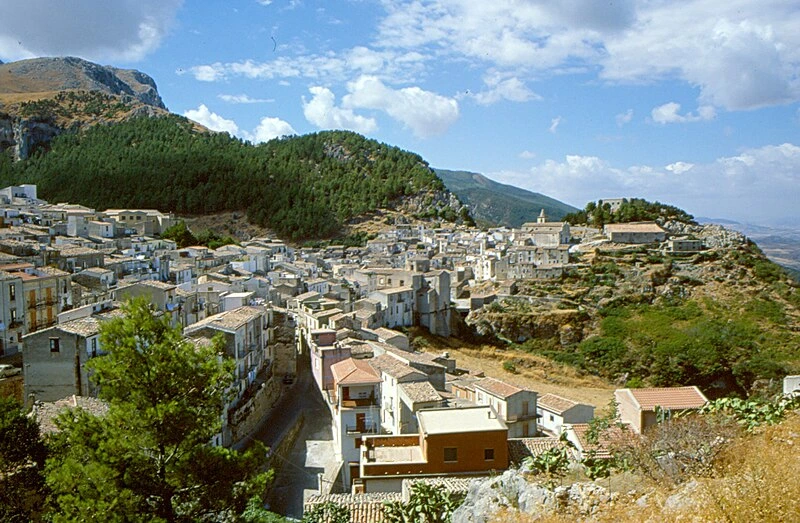 Il Borgo di Gratteri, il Cenobio di San Giorgio e la leggenda del Sacro Graal