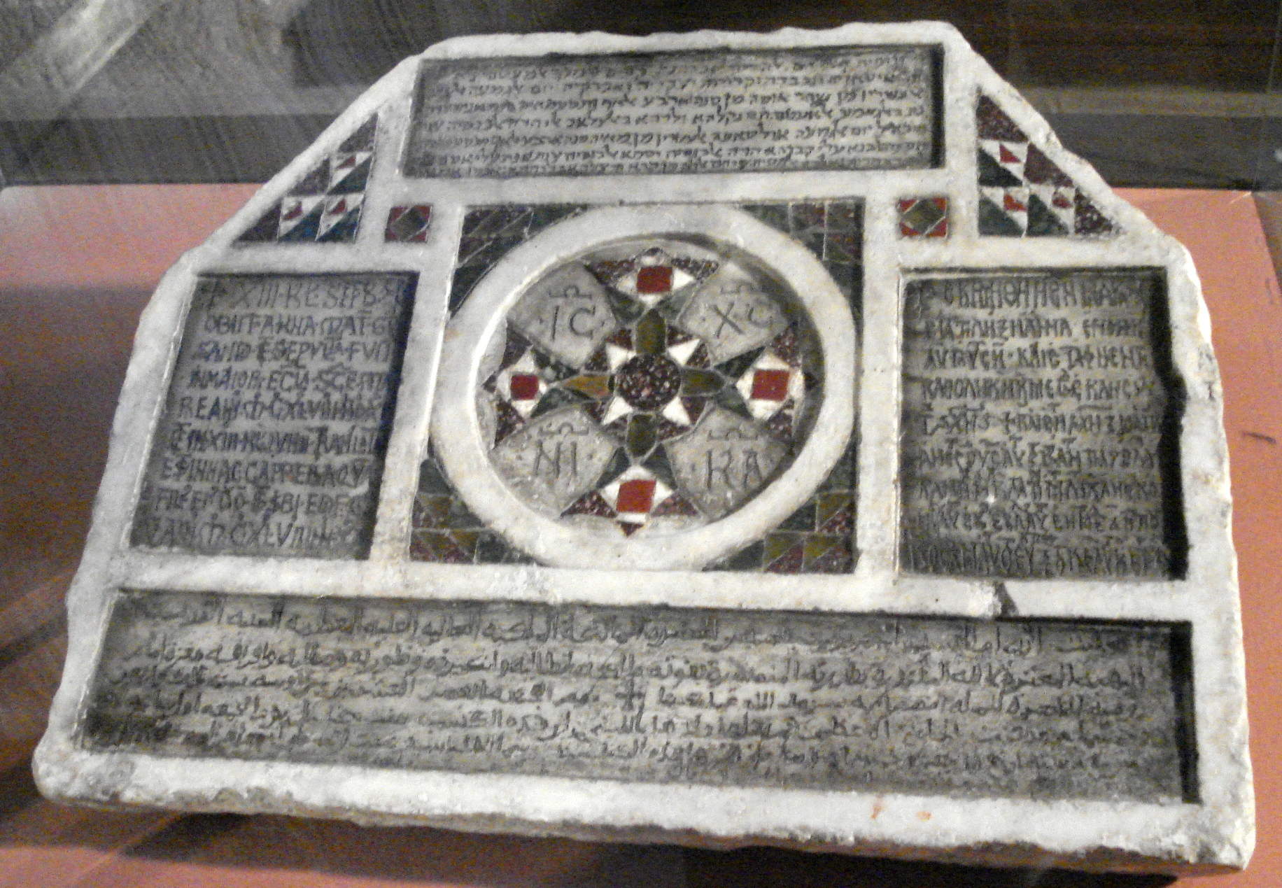 I misteri della lapide quadrilingue del castello della Zisa di Palermo
