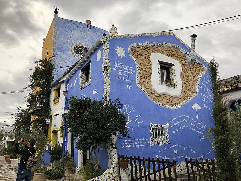 Viaggio nel coloratissimo Borgo Parrini, tra i più belli d'Italia